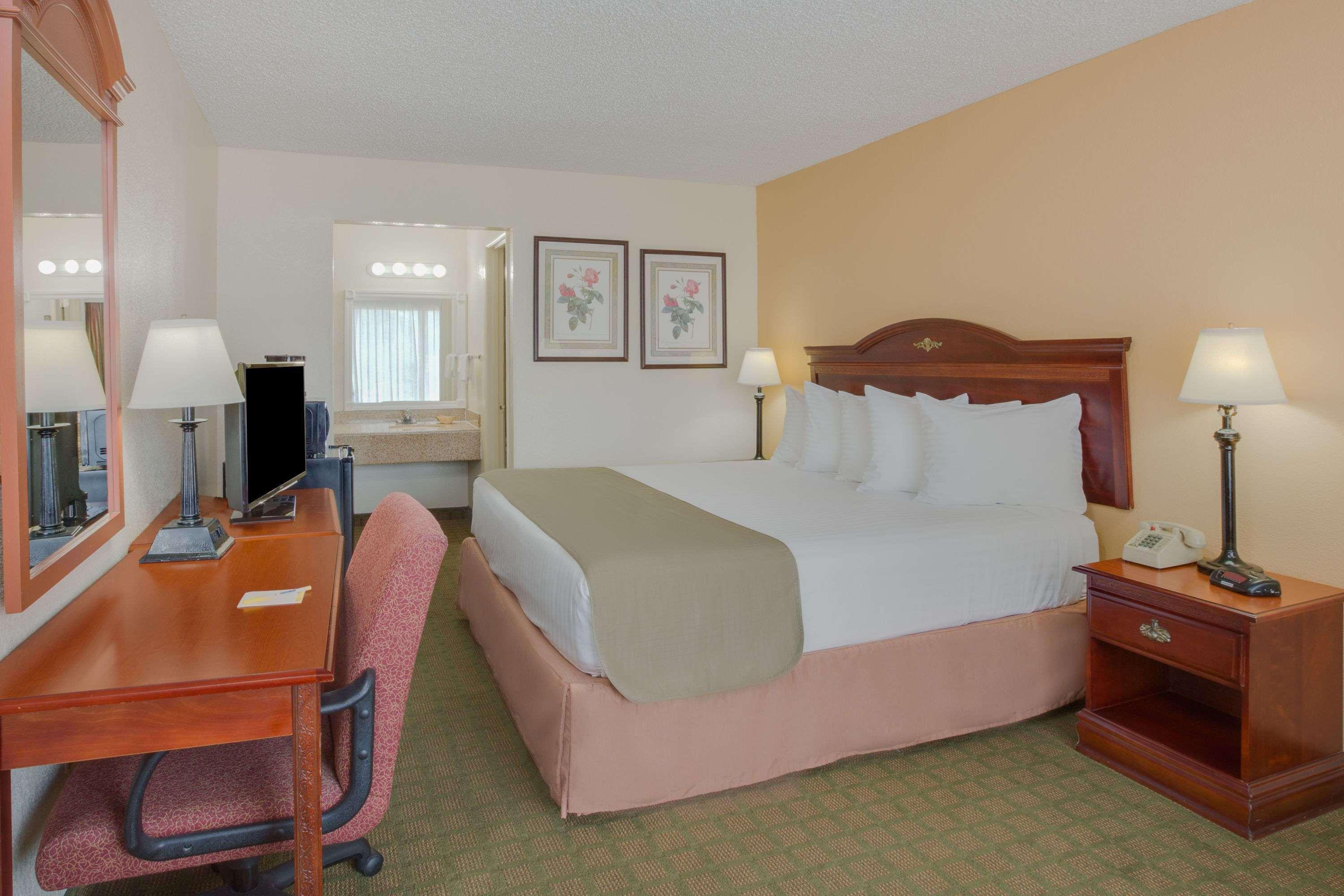 Days Inn By Wyndham Asheville West Candler Extérieur photo
