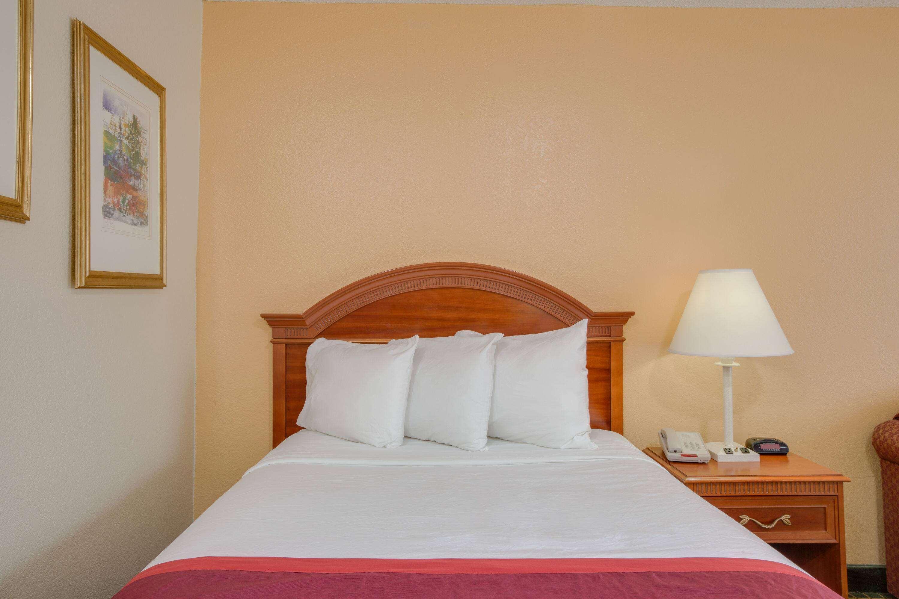 Days Inn By Wyndham Asheville West Candler Extérieur photo