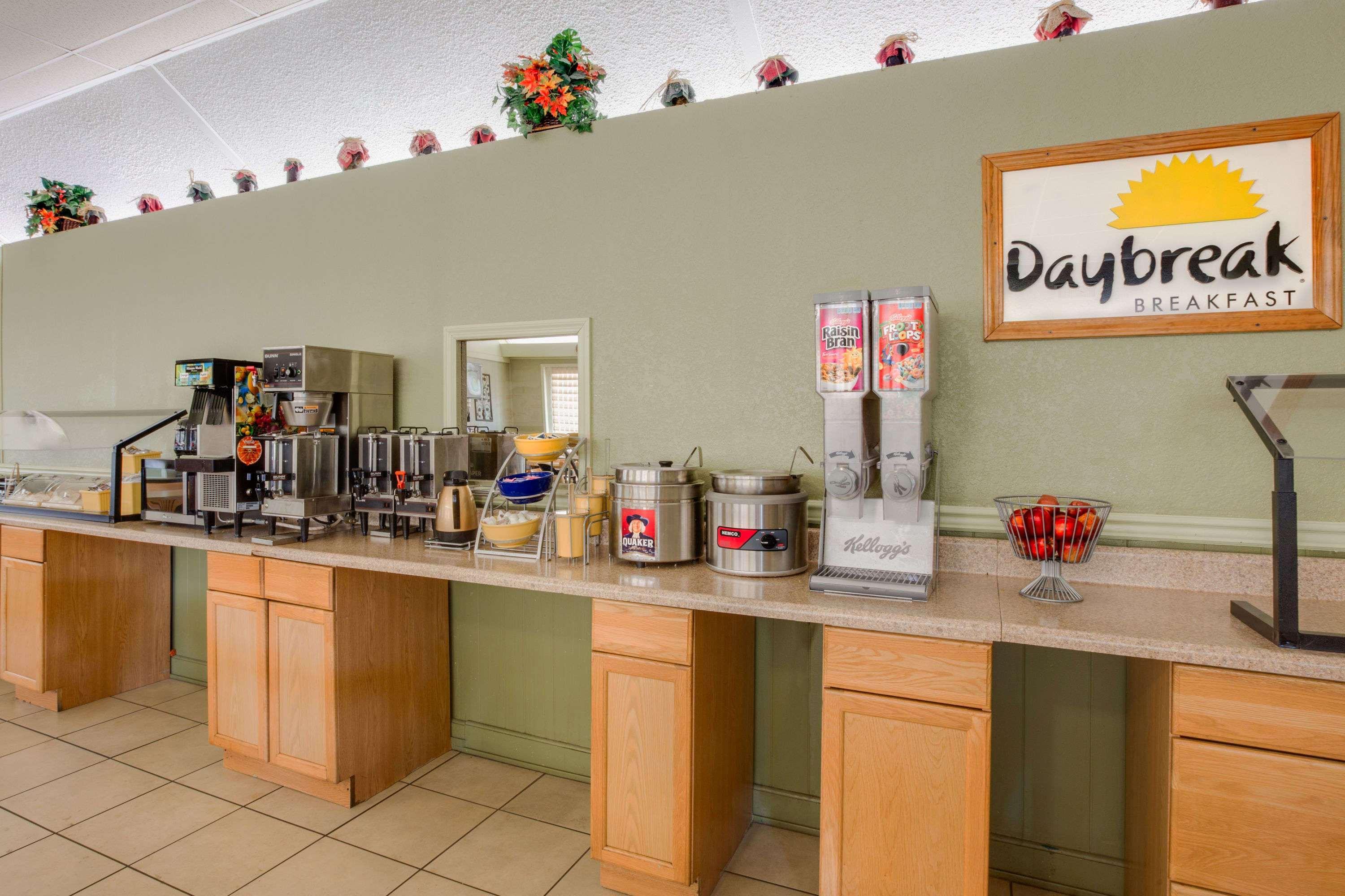 Days Inn By Wyndham Asheville West Candler Extérieur photo