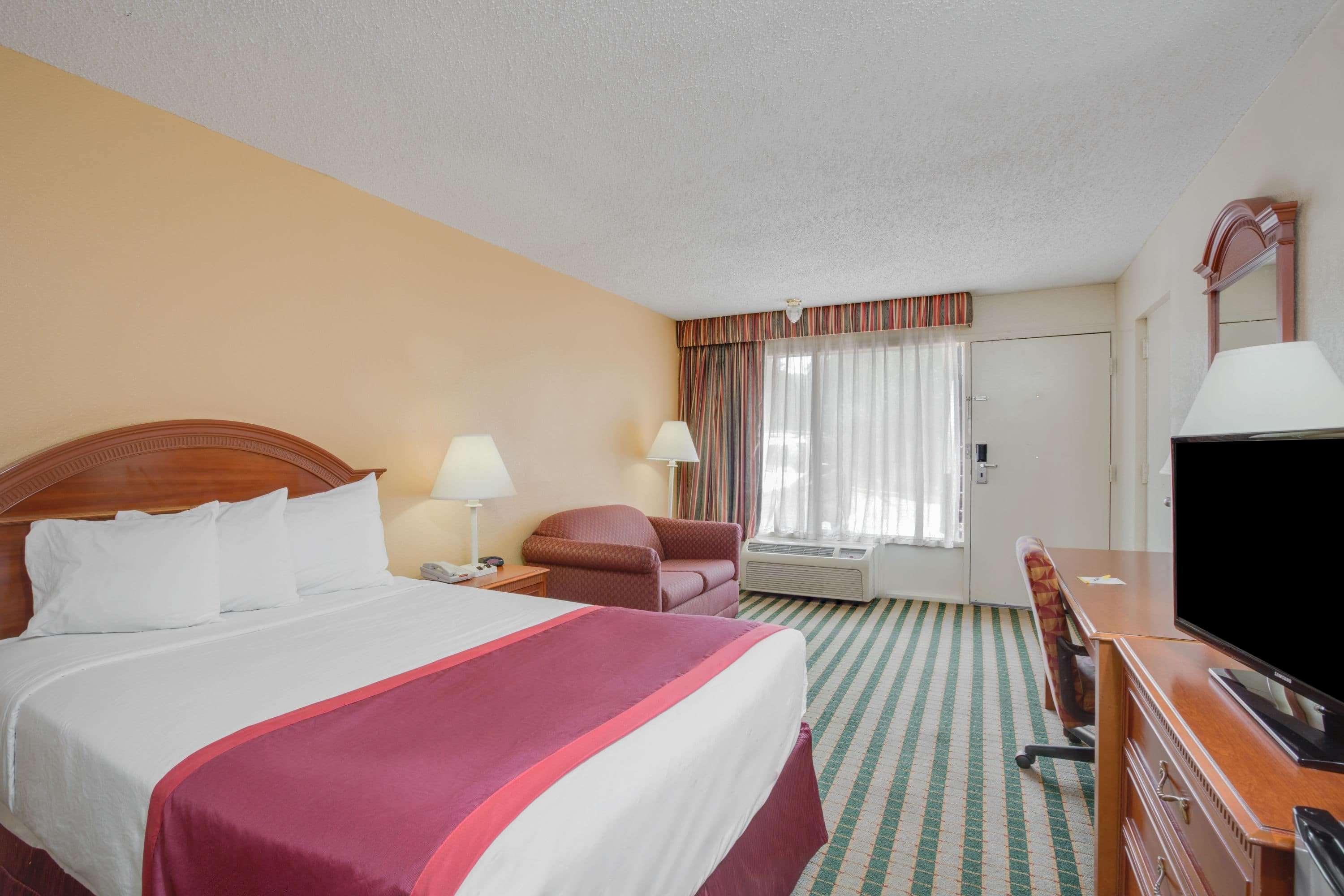 Days Inn By Wyndham Asheville West Candler Extérieur photo