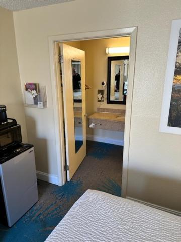 Days Inn By Wyndham Asheville West Candler Extérieur photo